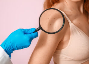 זכוכית מגדלת ליד כתף